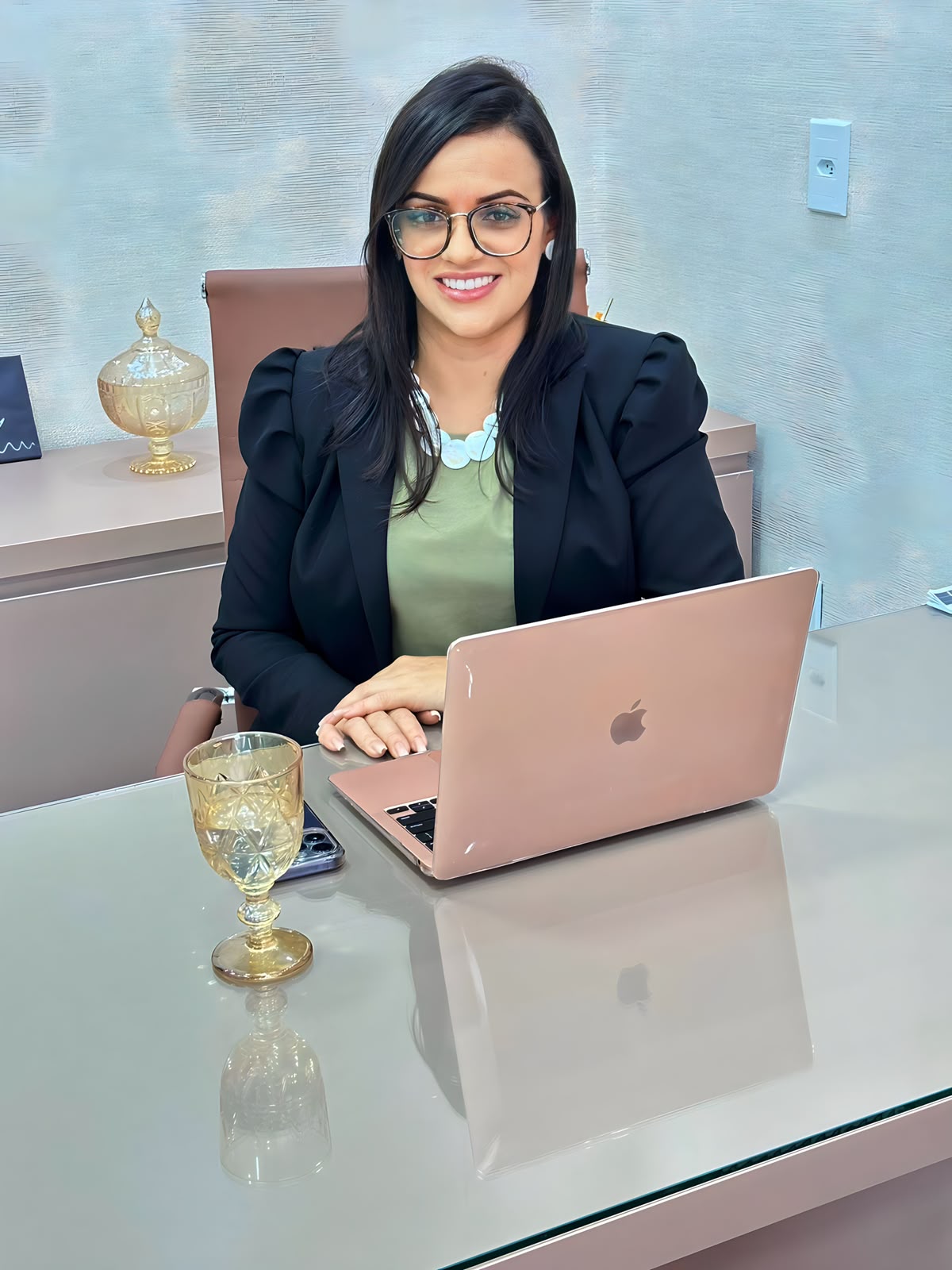 Ana Paula Ribeiro, advogada, sentada à mesa do escritório