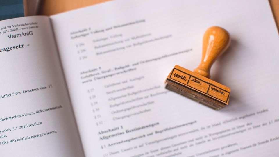 Carimbo de conferência sobre um texto de lei aberto